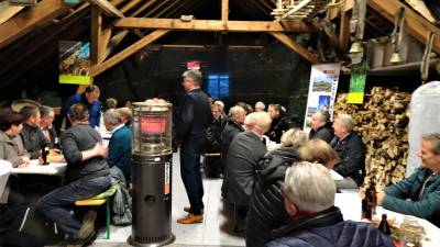 Winfried Mack im Gespräch mit Förster Armin Pfeuffer